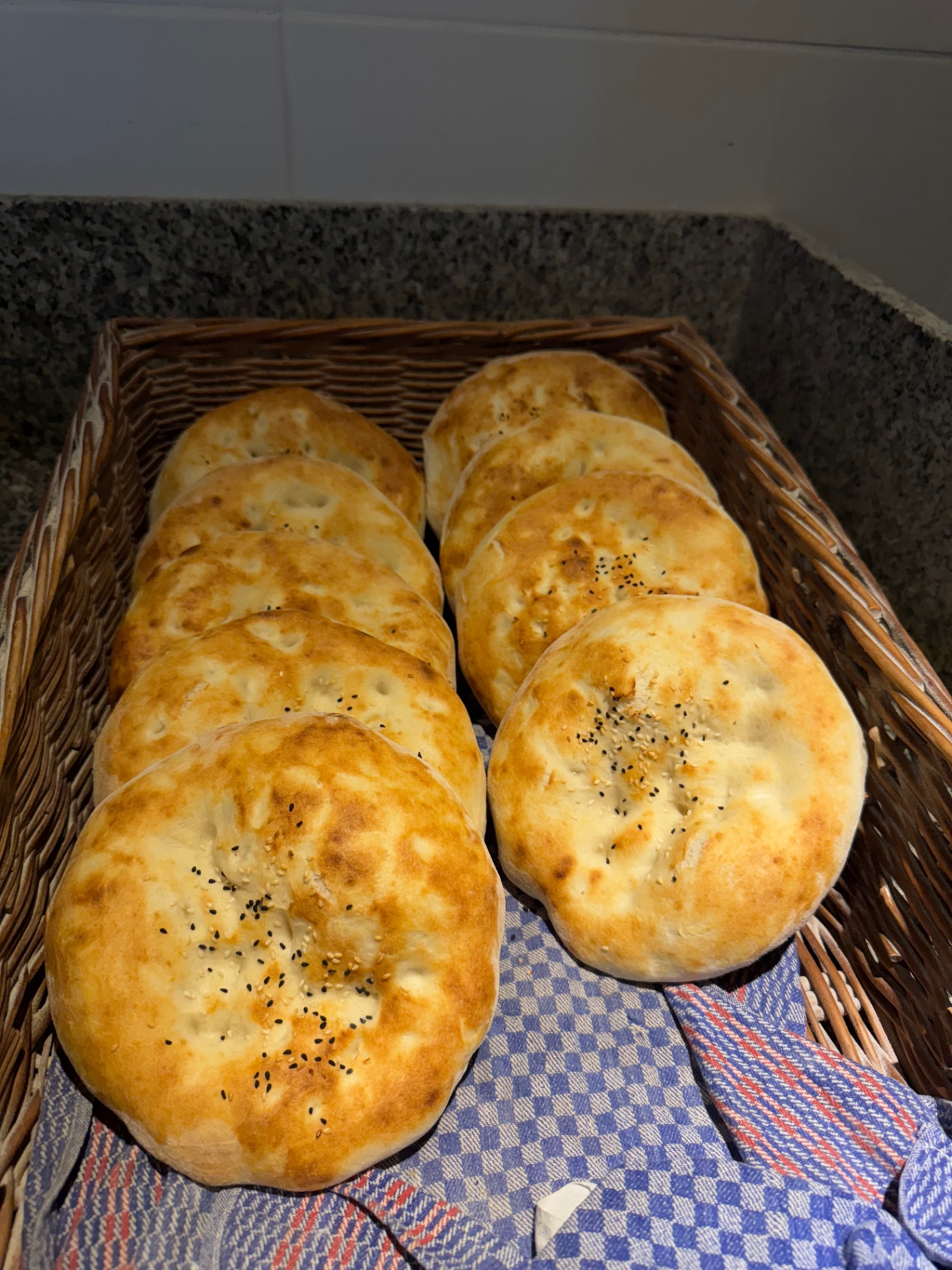 Frisches Fladenbrot im Korb